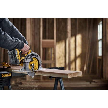 Dewalt 20V Max* Xr Brushless Cordless 7 - 1/4 In. Circular Saw Kit With Xr Powerpack™ - AAA Industrial Supply